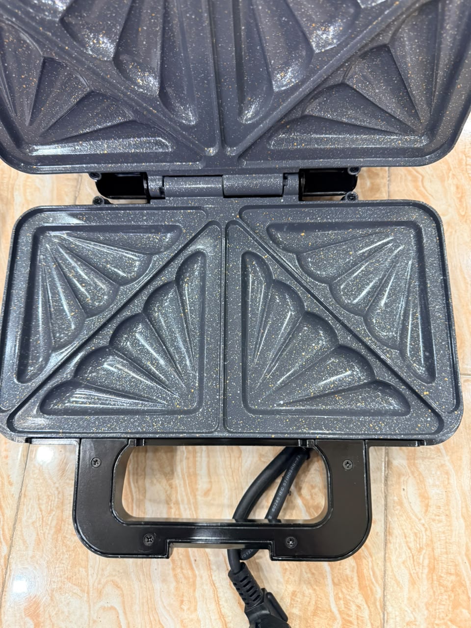 TOWER 900W Deep Filled Sandwich Maker – Cerastone Pro Extra Tough Non-Stick